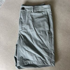 CUTS Men’s 7” Shorts in Grey. Size 30.